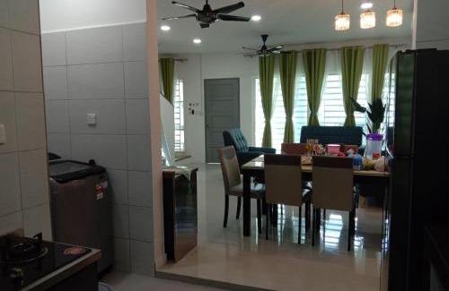 Wakaf Che Yeh House | DQ Guest House With Private Pool Kota Seribong Near Wakaf Che Yeh - M u s l i m F r i e n d l y