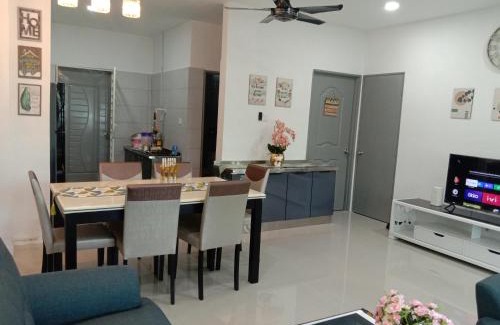 Wakaf Che Yeh House | DQ Guest House With Private Pool Kota Seribong Near Wakaf Che Yeh - M u s l i m F r i e n d l y