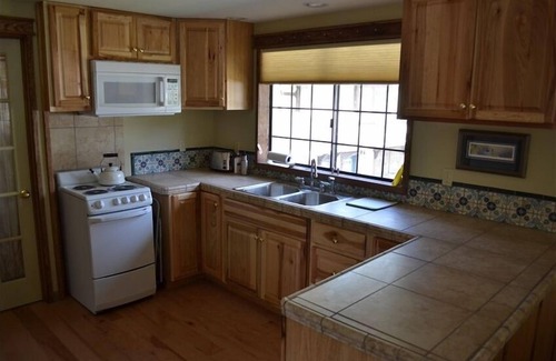 Mount Shasta Cottage | Dragon's Lair/Garden Loft, Very Private, Cov. Gar. 1 BR. 1 BA. 1 Mi to MS.