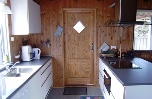 Morsø Municipality House | Dragstrup Vig. 130 m2 wooden holiday cottage w/thatchroof. 100m. to the beach.