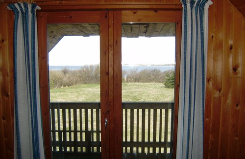 Morsø Municipality House | Dragstrup Vig. 130 m2 wooden holiday cottage w/thatchroof. 100m. to the beach.