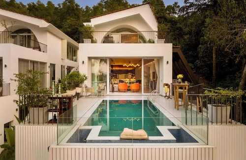 Siolim Villa | Dream - 4 BHK Villa w/Infinity Pool & Bathtub