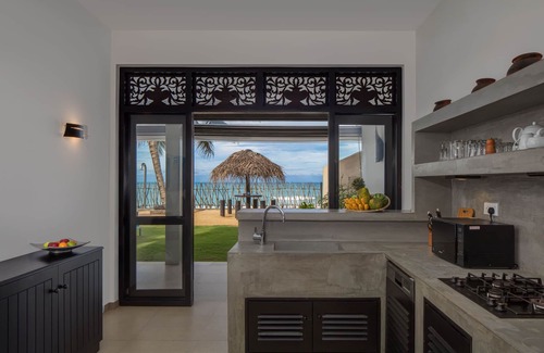 Hikkaduwa Villa | Dream Beach Villas /Villa Lotus, fantastic villa right on the white sand beach