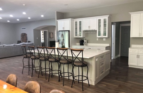 Bethel House | DREAM HOME: PICKLEBALL, INGROUND POOL, INDOOR BBALL, GOLF SIM~# SUMMER SPECIAL#