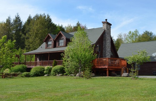 Windham Cabin | DREAM LOG CABIN 110 Acres/Hot Tub/5 Minutes to the slopes/pond/river/internet