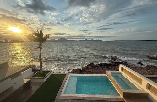 San Carlos House | Dreamhouse 5 Bedroom With Pool Located Right On The Beach