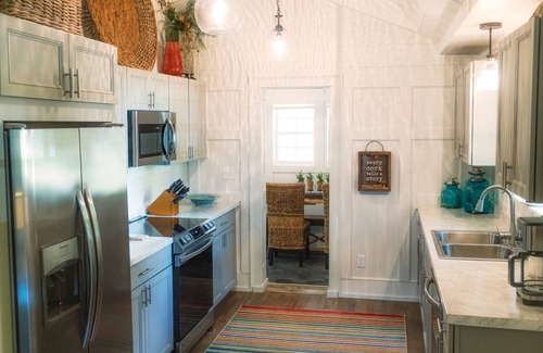 St. Marys Cottage | DREAMWOOD - a historic district Designer's Cottage with private courtyard