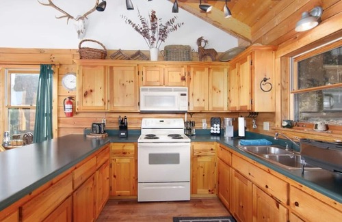 Pine Cabin | Dreamy Cabin in the Trees! BBQ & Stargazing Deck