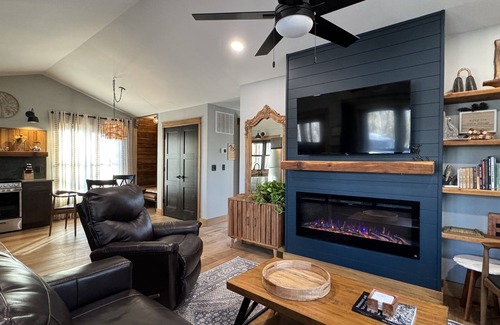 Carbondale Cabin | Dreamy Cabin with Hot Tub in the Woods