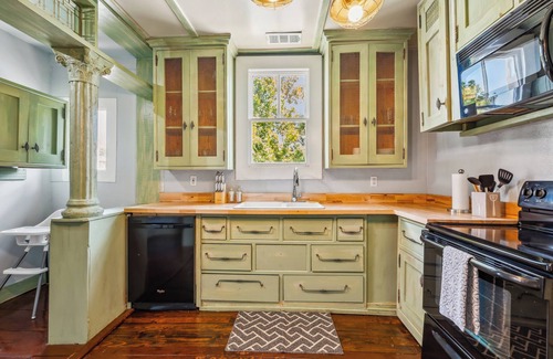 Dixon Park House | Dreamy Castle 6BR Duplex w/Game Room + Photo Booth