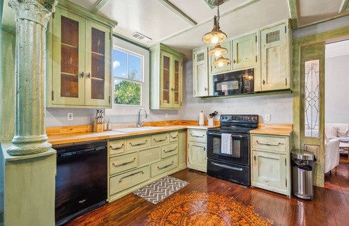 Dixon Park House | Dreamy Castle 6BR Duplex w/Game Room + Photo Booth