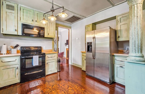 Dixon Park House | Dreamy Castle 6BR Duplex w/Game Room + Photo Booth