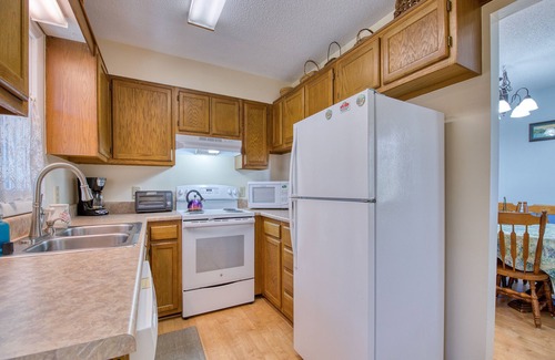 Lake Junaluska Condo | Dreamy Condo Near the Lake W/Shared Pool, Furnished Patio & Free WiFi