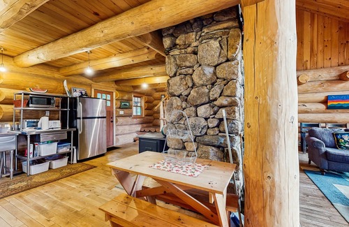 Franconia House | Dreamy, dog-friendly cabin home near Cannon Mountain Ski Resort