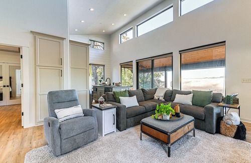 Roseburg Cottage | Dreamy Hilltop View: Roseburg Wine Country Retreat