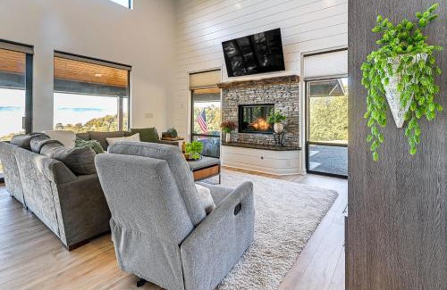 Roseburg House | Dreamy Hilltop View Roseburg Wine Country Retreat