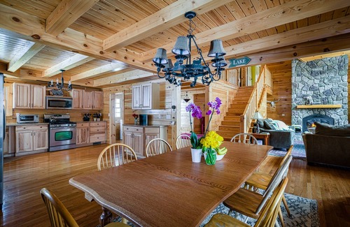 Livingston Manor House | Dreamy Lakefront Log Cabin - 2hrs from NYC! Sleeps 14 (5Bed/3Bth) 7 private acre