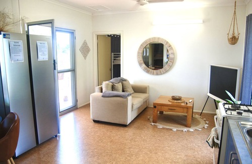 Dundee Beach House | Driftwood Beachfront Getaway, sleeps 8 comfortably, fully air conditioned.