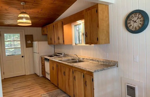 Bernard House | Driftwood Cottage-on the shore overlooking BassHbr 󰀃