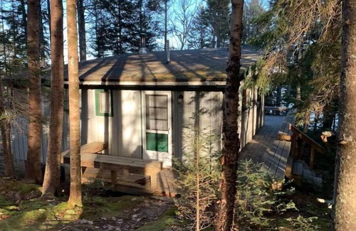 Bernard House | Driftwood Cottage-on the shore overlooking BassHbr 󰀃