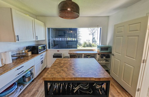 Cazadero Cabin | Driftwood Lodge ~ 5 BR/7 Bath ~ 30-acre Private Estate ~ Ocean ~ Forest ~ Events