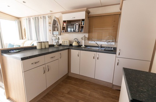 Mudeford Cottage | Drop Anchor, by the beach in Mudeford - * No Booking Fees *