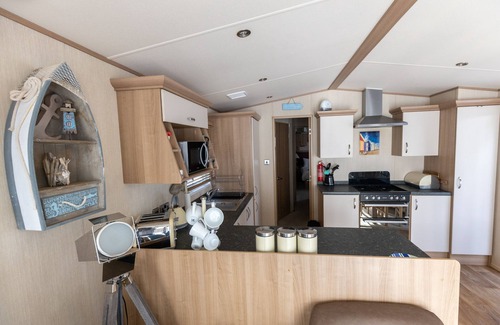 Mudeford Cottage | Drop Anchor, by the beach in Mudeford - * No Booking Fees *