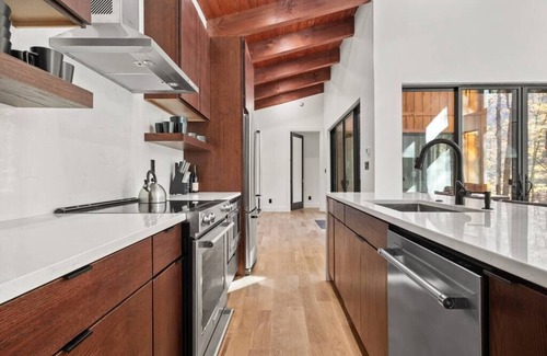 Rogers Cabin | Drop RED GORGEous is a stylish retreat in the heart of the RRG. 4WD IS REQUIRED