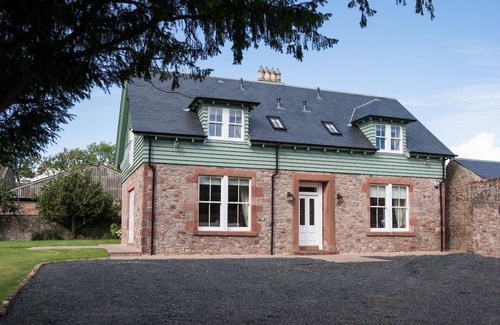 Melrose House | Dryburgh Farmhouse - pet-friendly property set in the countryside, sleeps 10