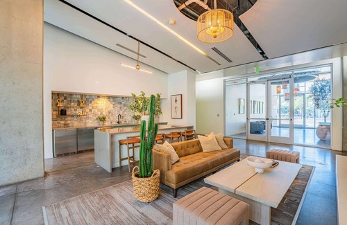 Evans Churchill Apartment | DT PHX Getaway with Balcony + Pool + Gym and W/D
