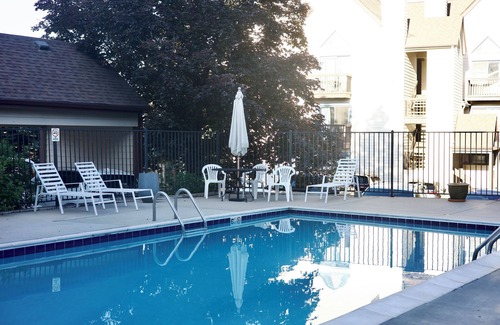 Greenwood Village Condo | DTC 1bed 1bath condo I Free Parking I Pool I Private Patio I No Stairs