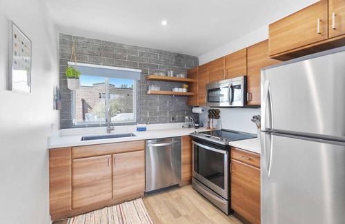 Roosevelt Condo | DTPH Modern Designer Studio - Pool & Parking -