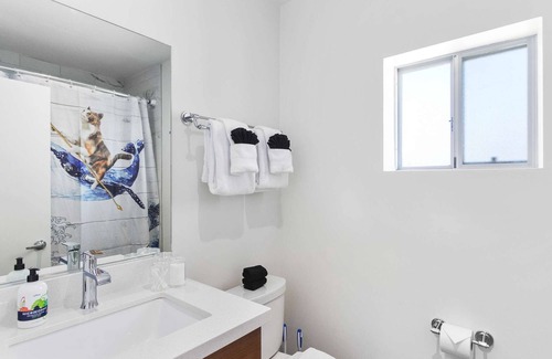 Roosevelt Condo | DTPH Modern Designer Studio - Pool & Parking -