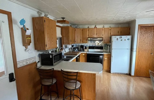 Lake Linden House | "Du-topia 2" - Entire home centrally located in Lake Linden.