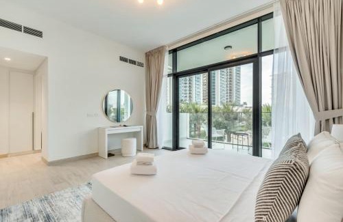 Discovery Gardens Villa | Dubai Luxury 4BR Villa in Murooj Al Furjan