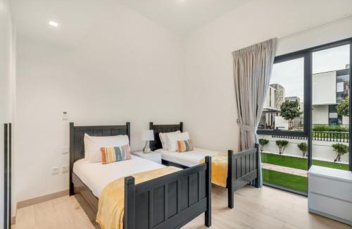 Discovery Gardens Villa | Dubai Luxury 4BR Villa in Murooj Al Furjan