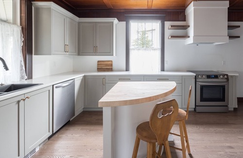 Terra Nova House | Duff Heritage House-4 bedrooms, sleeps 10!