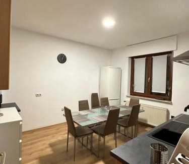 Mittelmeiderich Apartment | Duisburg FeelHome, Flughafen nah, 6 Personen, Badewanne, Zentral, WiFi, Ground Floor