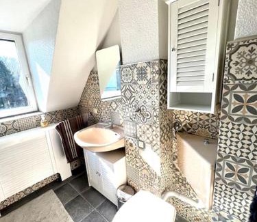 Mittelmeiderich Apartment | Duisburg FeelHome, Flughafen nah,2-Schlafzimmer, Badewanne, Zentral, WiFi, Top Floor