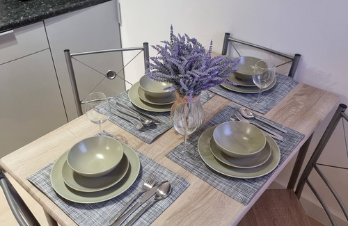 Newark upon Trent House | Dulverton 3 bed house with off road parking close to M1 motorway sleeps up to 6