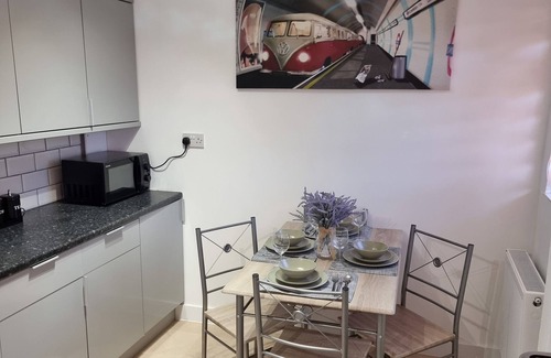 Newark upon Trent House | Dulverton 3 bed house with off road parking close to M1 motorway sleeps up to 6