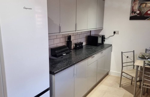 Newark upon Trent House | Dulverton 3 bed house with off road parking close to M1 motorway sleeps up to 6