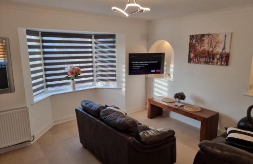 Newark upon Trent House | Dulverton house - 3 bed house/sleeps 6+ driveway+close to M1