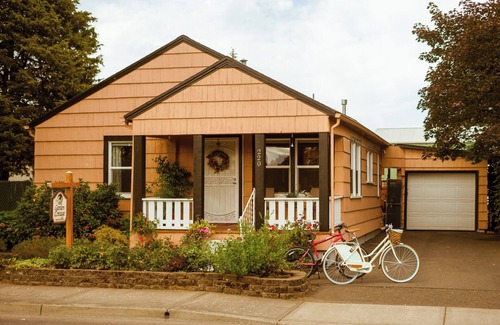 Dundee Cottage | Dundee Garden Cottage: Dog-Friendly Extended Stay Rental, Walkable to Town!