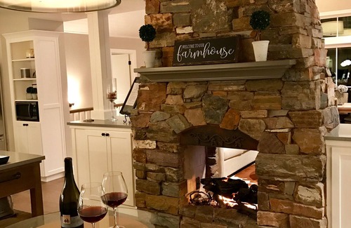 Dundee House | Dundee Hills. 3 Master Suites! Exquisite Oregon Wine Country Experience