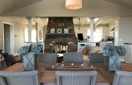 Dundee House | Dundee Hills. 3 Master Suites! Exquisite Oregon Wine Country Experience