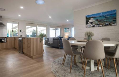 Dunsborough House | Dunsborough Bay Retreat - Steps from Beach and Dining