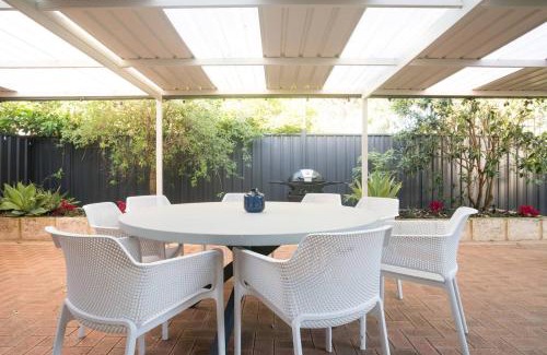 Dunsborough House | Dunsborough Bay Retreat - Steps from Beach and Dining