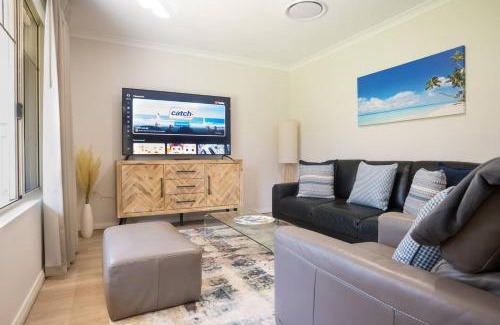 Dunsborough House | Dunsborough Bay Retreat - Steps from Beach and Dining