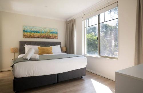 Dunsborough House | Dunsborough Bay Retreat - Steps from Beach and Dining